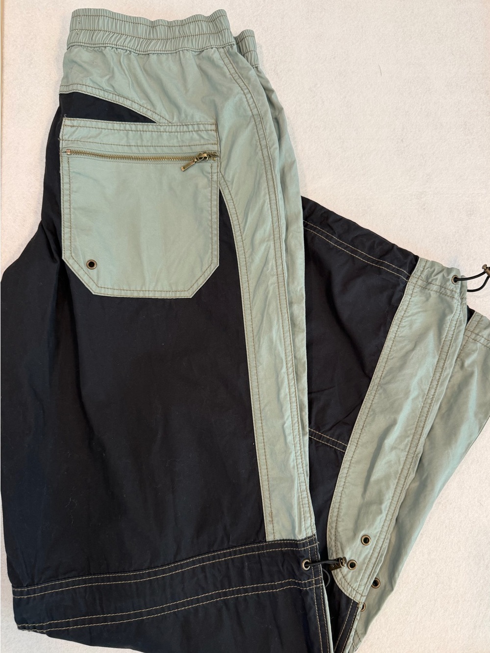 Urban Outfitters Women’s SMALL Multi-Pocket Black & Sage Utility Cargo Pants
